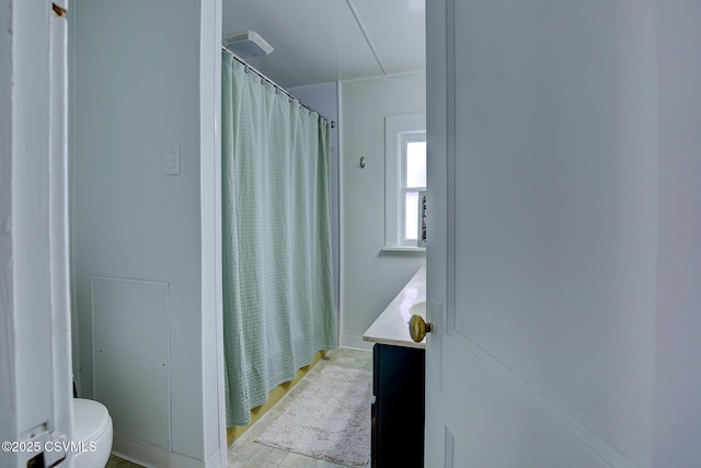 full bath featuring toilet, curtained shower, and vanity