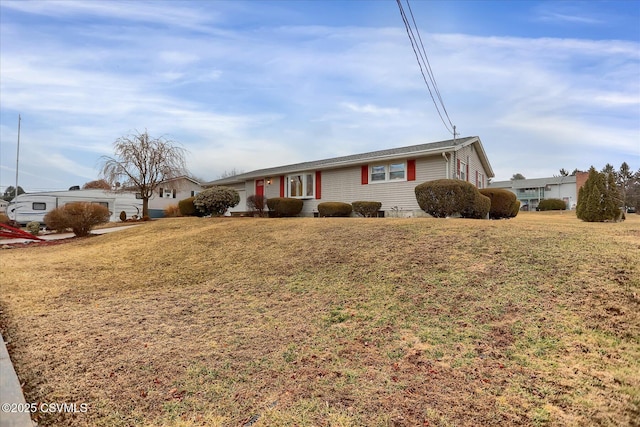 ranch-style home featuring a front lawn