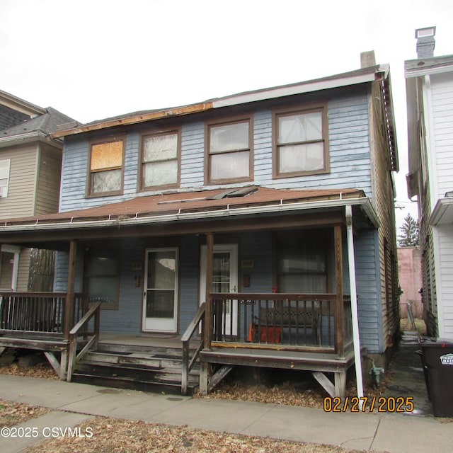 multi unit property featuring a porch