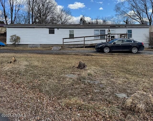 manufactured / mobile home featuring a front lawn