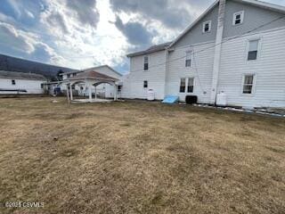 back of house featuring a lawn