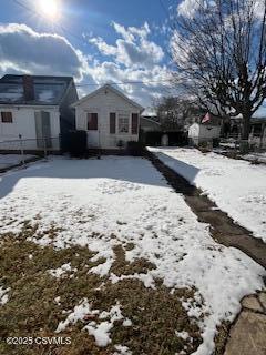 view of yard layered in snow