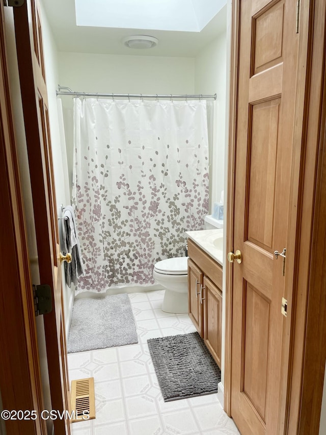 full bathroom featuring visible vents, toilet, a shower with curtain, tile patterned floors, and vanity