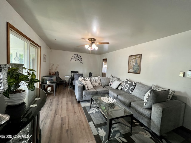 living area featuring light wood-type flooring and ceiling fan