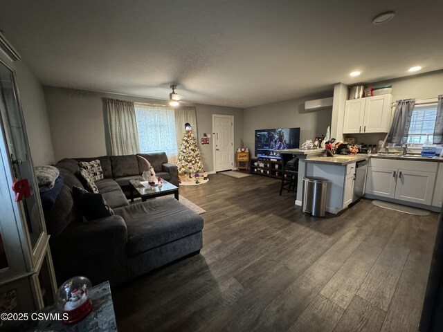 living room featuring dark wood-style floors, baseboards, a ceiling fan, and recessed lighting