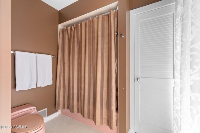 full bathroom featuring toilet, visible vents, and a shower with shower curtain