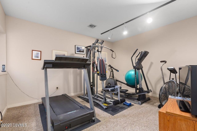 workout area with carpet floors, rail lighting, visible vents, and baseboards