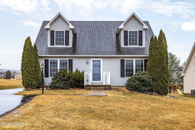 view of front of property featuring roof with shingles and a front yard