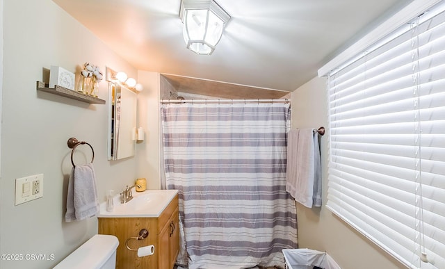 full bath with toilet, vanity, and a shower with curtain