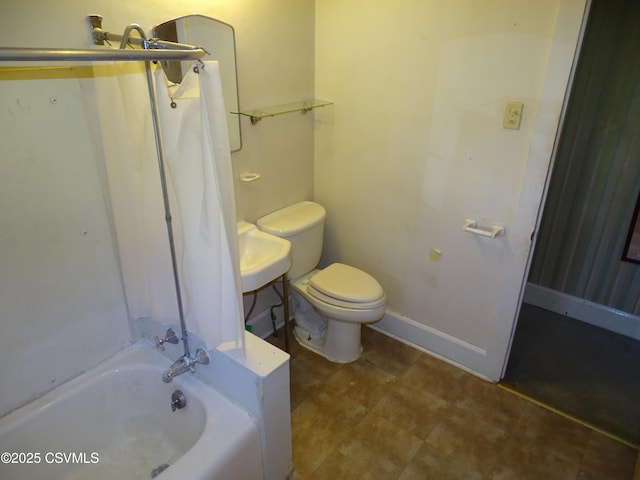 bathroom with shower / bath combo with shower curtain, toilet, baseboards, and a sink