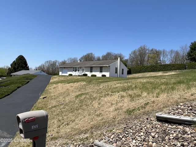view of front facade featuring a front lawn