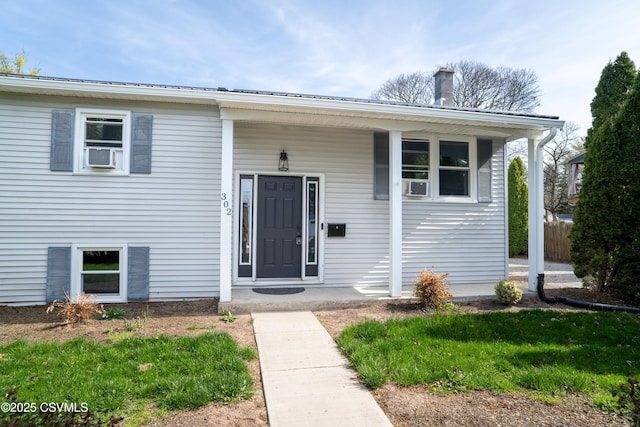 302 Walnut St, Selinsgrove, PA 17870 - split foyer home with a porch