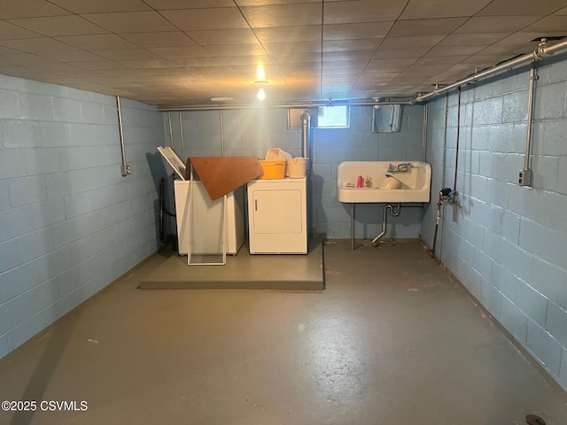 below grade area featuring a sink and independent washer and dryer