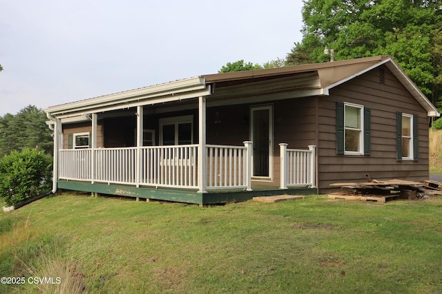 view of front of home featuring a front lawn