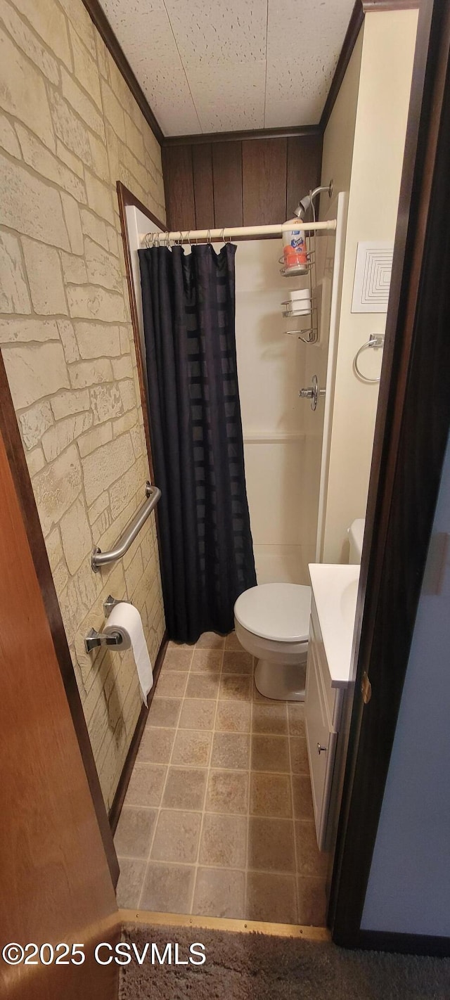 full bathroom featuring a shower with shower curtain, crown molding, vanity, and toilet