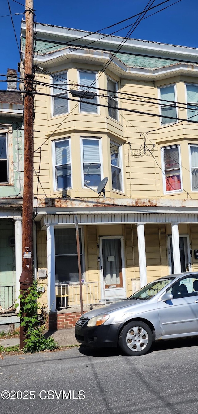 20 S Shamokin St, Shamokin, PA 17872 - view of front facade with a porch