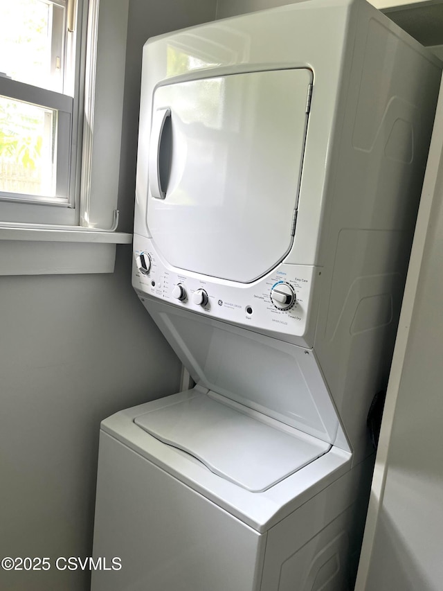 433 E 6th St, Berwick, PA 18603 - washroom with stacked washer / drying machine