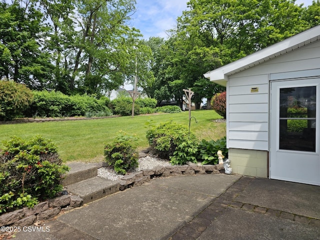 1605 W Montgomery St, Coal Township, PA 17866 - view of grassy yard with a patio area
