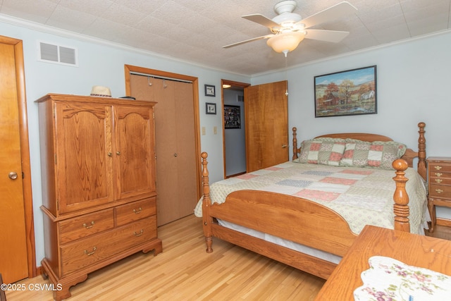 2256 Crossroads Dr, Lewisburg, PA 17837 - bedroom with light wood-type flooring, ornamental molding, a closet, and a ceiling fan