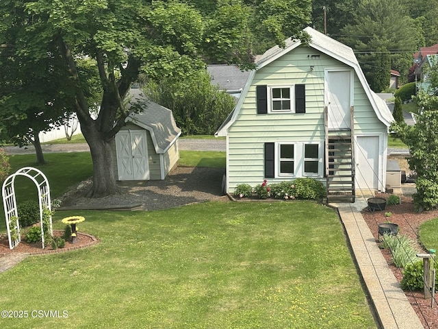 321 E Shamokin St, Trevorton, PA 17881 - view of front of home featuring a gambrel roof and a front lawn