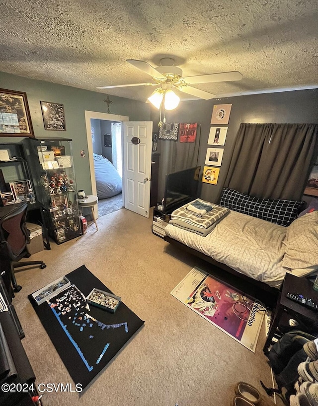 406 W Spruce St, Shamokin, PA 17872 - carpeted living area featuring ceiling fan and a textured ceiling