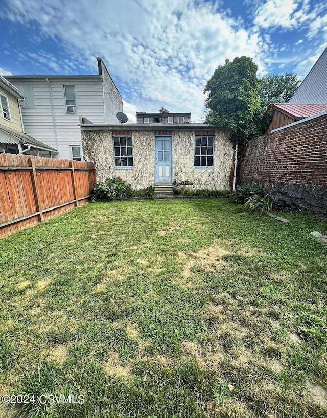 406 W Spruce St, Shamokin, PA 17872 - back of property with entry steps