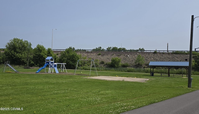 94 Porter Gray Rdg, Bloomsburg, PA 17815 - view of home's community featuring a gazebo and a yard