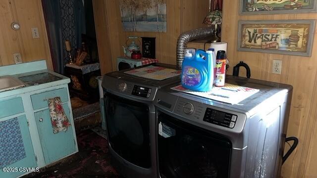 26 Sherman St, Coal Township, PA 17866 - laundry area with independent washer and dryer