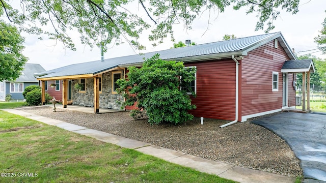 909 Fair St, Nescopeck, PA 18635 - view of front of property featuring a metal roof
