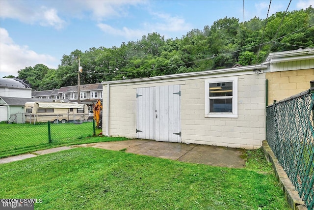 1114 W Arch St, Coal Township, PA 17866 - view of outdoor structure with a fenced backyard