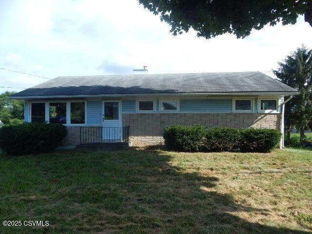 404 W Center St, Elysburg, PA 17824 - ranch-style house featuring a front yard