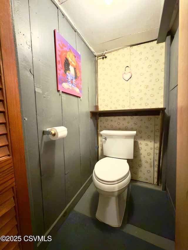 230 S 6th St, Shamokin, PA 17872 - bathroom with wallpapered walls and concrete floors