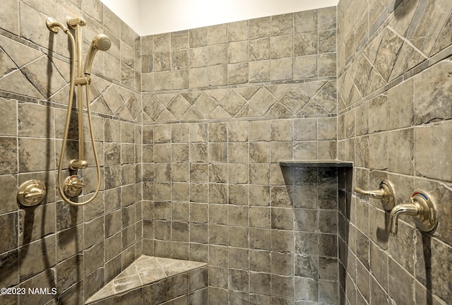 bathroom featuring a tile shower