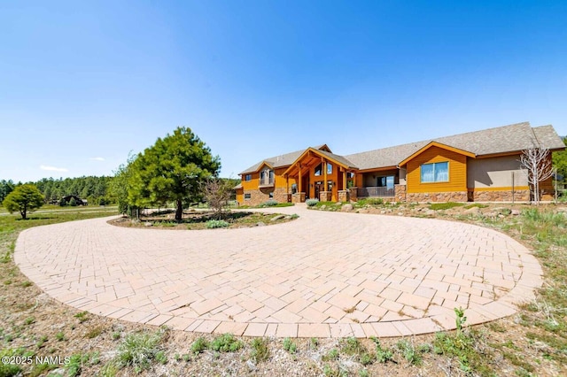 9178 N Snowbowl Ranch Rd, Flagstaff, AZ 86001 - ranch-style house featuring stone siding and curved driveway