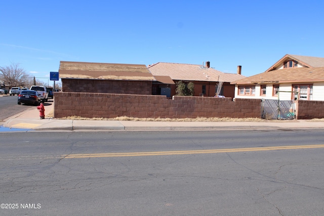 view of front facade with fence