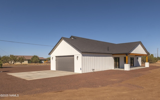7939 N Red Lake Rd, Williams, AZ 86046 - garage with driveway
