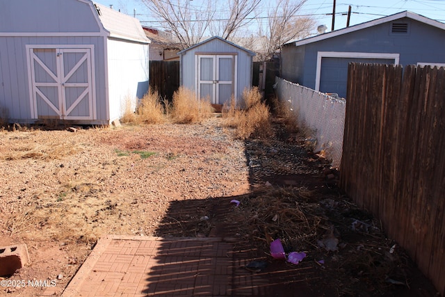 view of yard with a storage unit