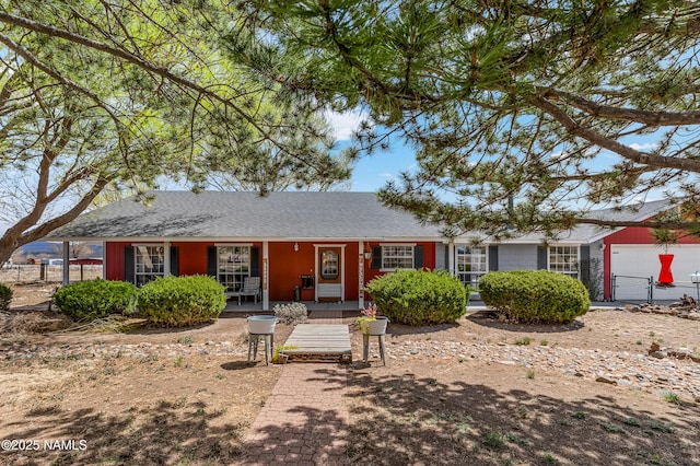 11095 N Rodeo Rd, Flagstaff, AZ 86004 - ranch-style house with a porch, roof with shingles, and fence