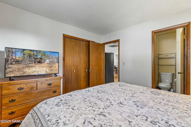 bedroom featuring a wall unit AC and a closet