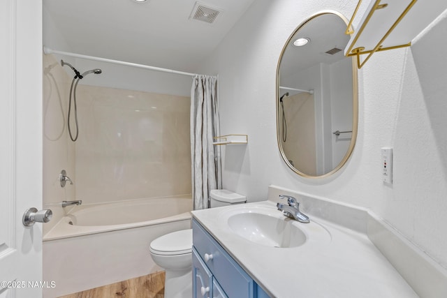 1401 N 4th St Unit 228, Flagstaff, AZ 86004 - full bath with toilet, vanity, shower / tub combo, and wood finished floors