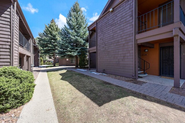 1200 S Riordan Ranch St Unit 36, Flagstaff, AZ 86001 - view of yard with a balcony