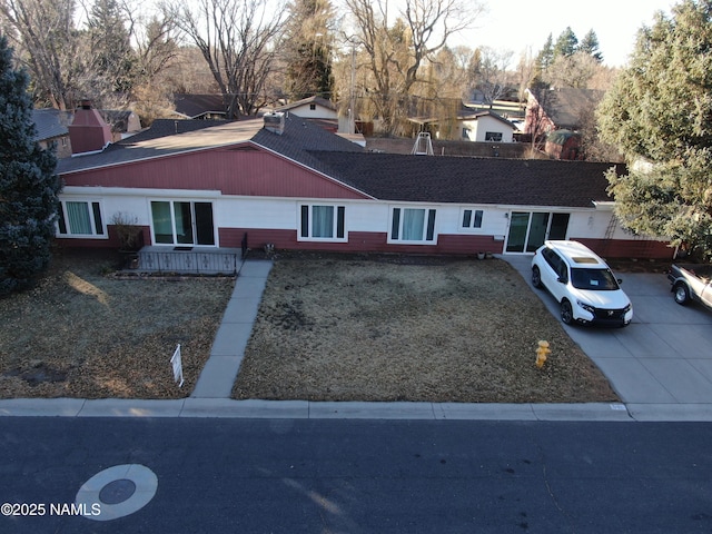 view of front of property featuring a front lawn