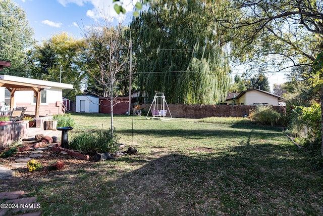 view of yard featuring a storage shed