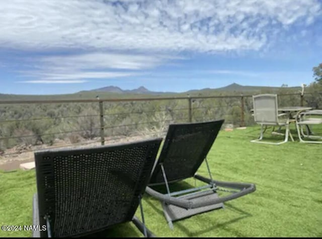 view of yard featuring a mountain view