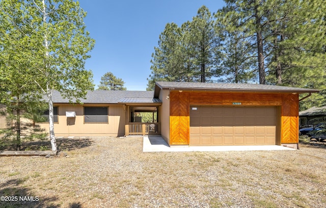 view of front of house with a garage and driveway