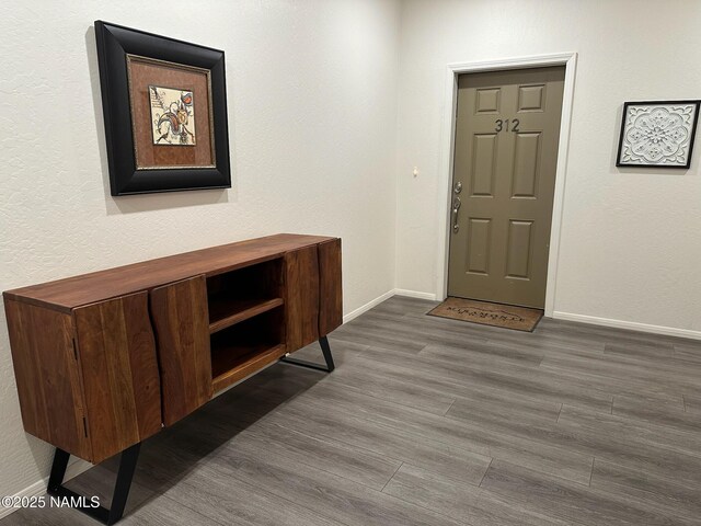 1650 E Ponderosa Pkwy Unit 312, Flagstaff, AZ 86001 - entrance foyer featuring dark wood finished floors and baseboards