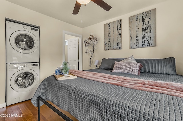 2929 Kletha Trl, Flagstaff, AZ 86005 - bedroom featuring stacked washer and clothes dryer, wood finished floors, and ceiling fan