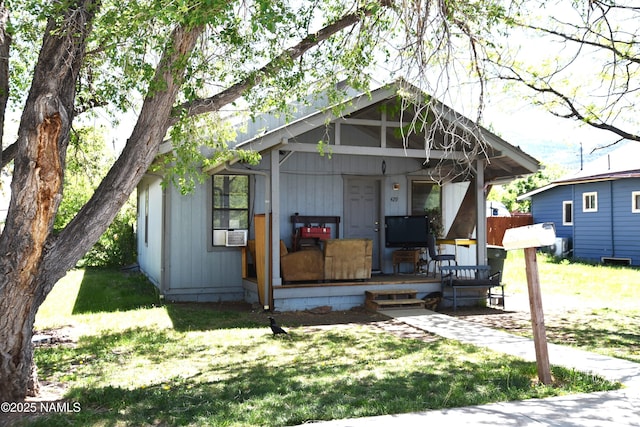 417, 429 W Sheridan Ave, Williams, AZ 86046 - view of front facade featuring covered porch, a front yard, and cooling unit