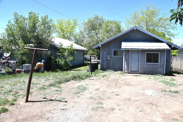 417, 429 W Sheridan Ave, Williams, AZ 86046 - view of yard featuring an outbuilding