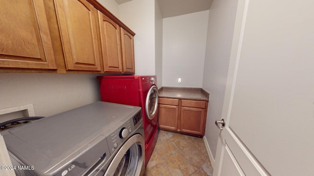 washroom featuring cabinets and washing machine and clothes dryer